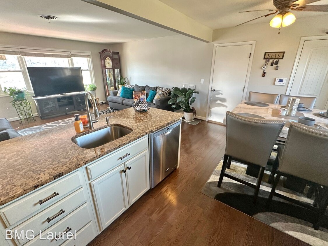 4 br, 2 bath House 17 Country Club Dr House Rental in Glen Burnie