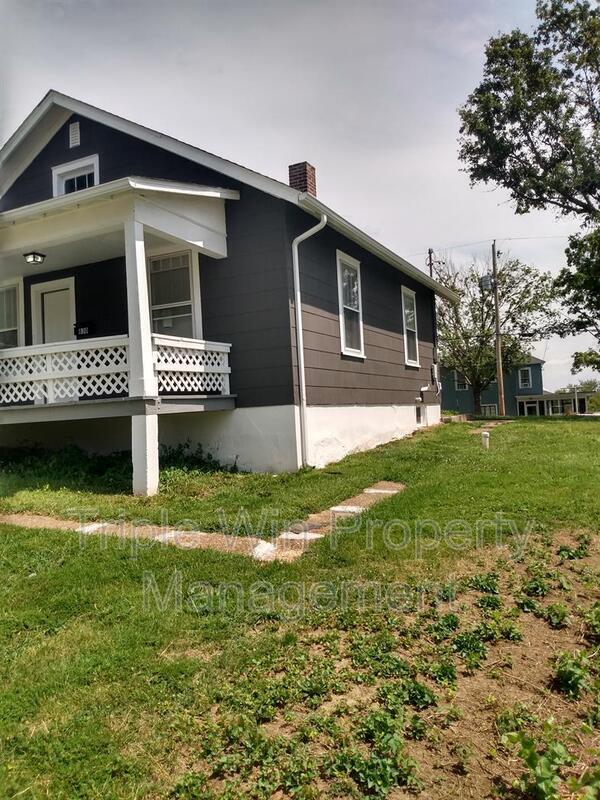 Building Photo - 830 Warne St