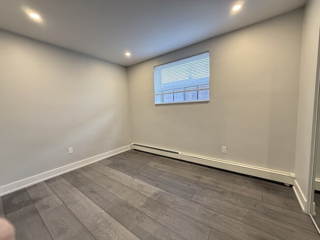 Building Photo - 449 Concession St