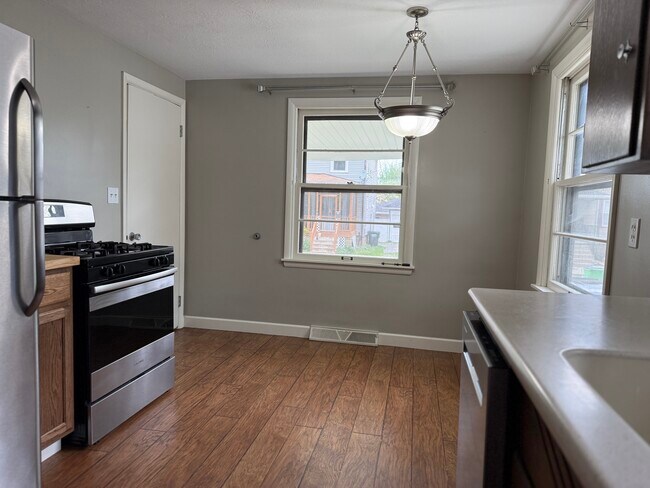 Kitchen has eat-in area - 818 Wyoming Pl NE