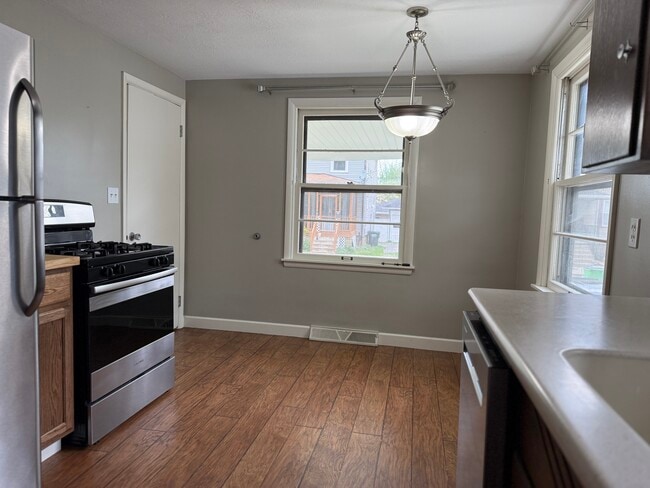 La cocina tiene zona de comedor. - 818 Wyoming Pl NE
