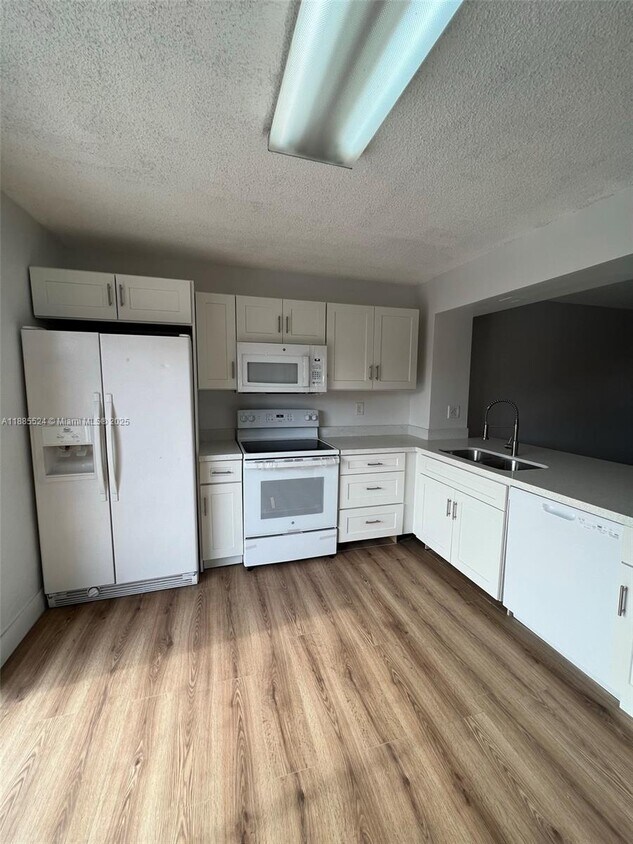 Foto principal - 2186 W 60th St