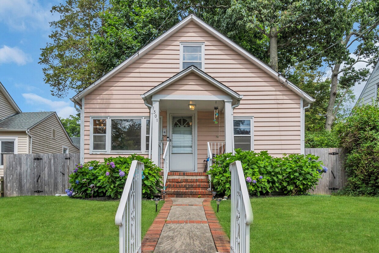 Primary Photo - 1301 Laurel Ave