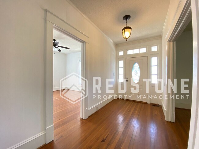 Foto del edificio - 5 Bedroom, 2 Bath - House