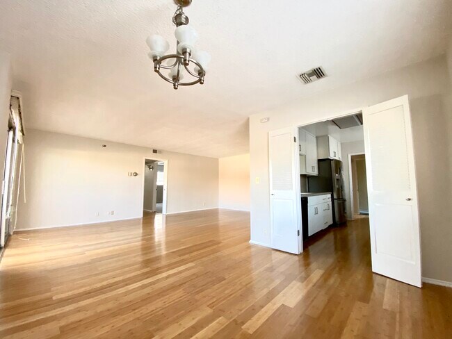 Foto del edificio - 150 N Clark Dr