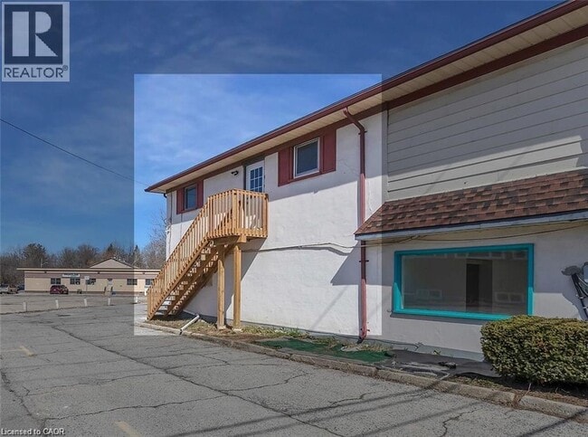 Building Photo - 581 Lancaster St W