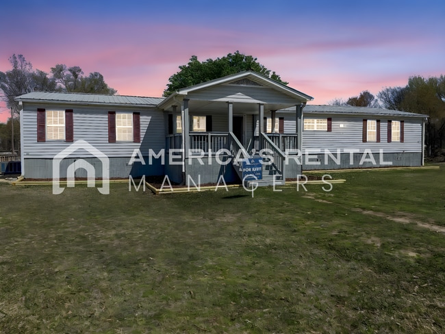 Building Photo - HALF OFF SECURITY DEPOSIT MOVE IN SPECIAL!...