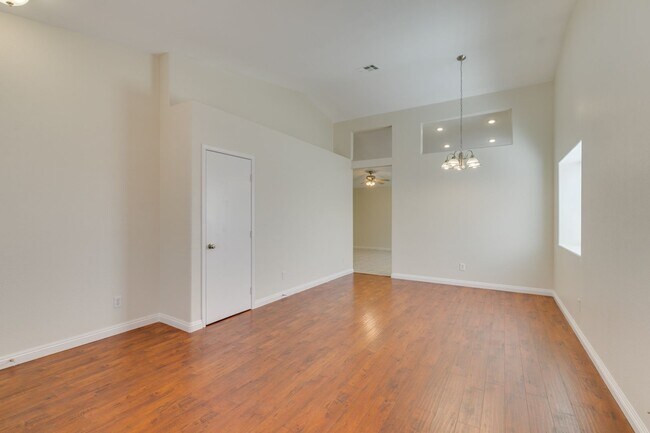 Building Photo - Charming 3 bedroom, 2 bathroom home locate...