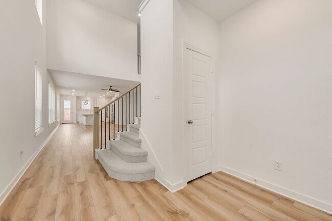 Building Photo - Beautiful 5 bedroom 3 full bath home in the heart of Heartland!