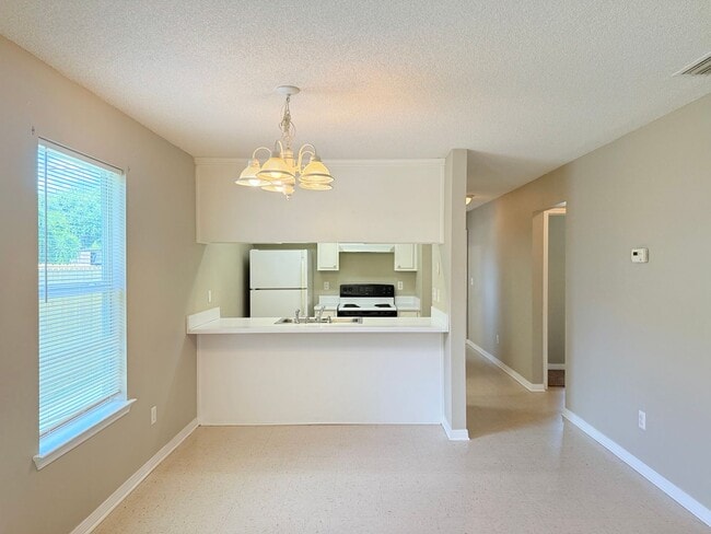 Building Photo - Charming 2 Bed/2 Bath Duplex