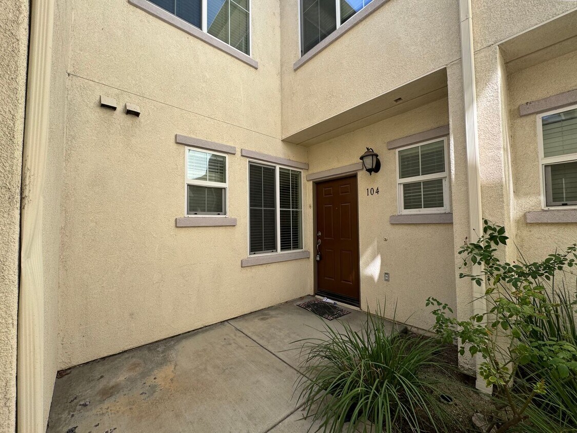 Foto principal - 3 Bedroom condo in Lake Elsinore