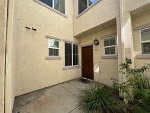 Building Photo - 15325 Oak Tree Dr