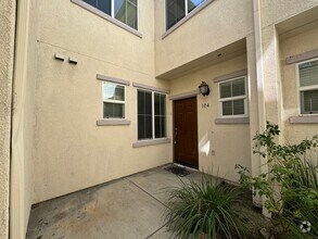Building Photo - 15325 Oak Tree Dr