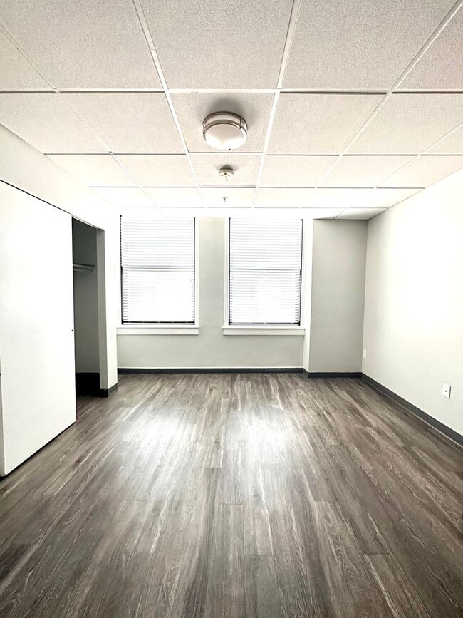 Interior Photo - Park Plaza on the Grid