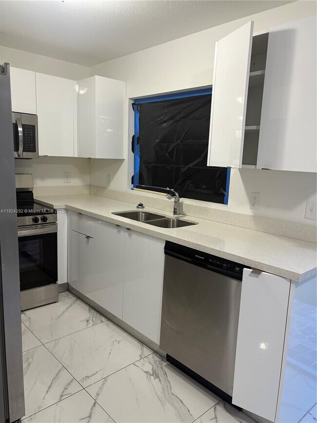 Foto del edificio - 6280 NW 22nd Ct