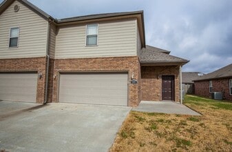 Building Photo - 901 Oakwood Ln