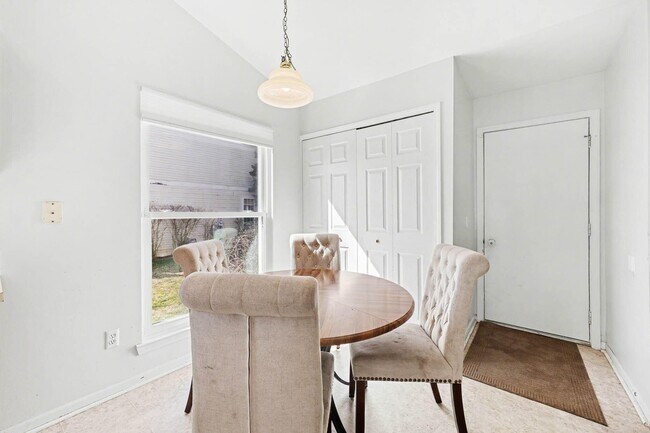 Foto del edificio - 2863 Silver Spring Dr