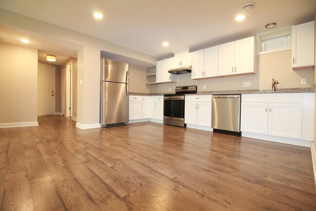 Large kitchen & dining area - 2740 Humboldt Ave S