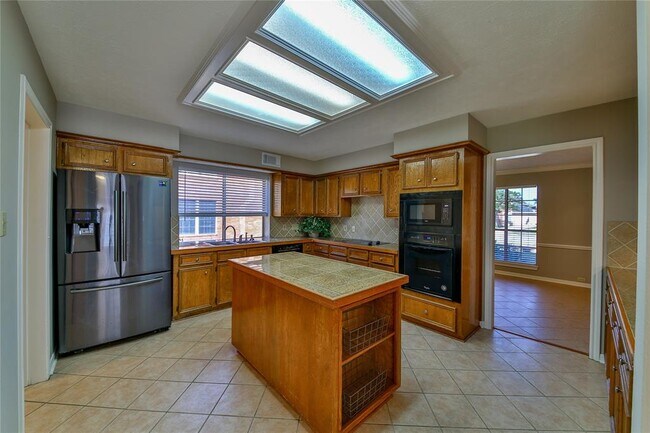 Foto del edificio - 2110 Meadow Pkwy N