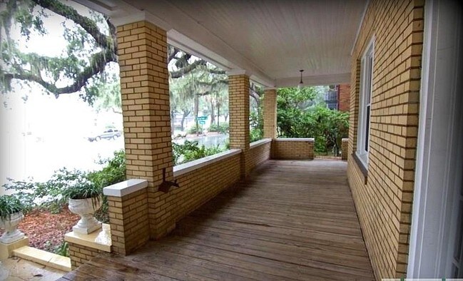 Building Photo - 15 E Victory Dr