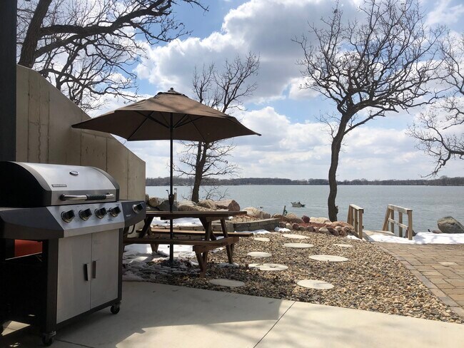 Grill and picnic table - 2602 Center Lake Dr