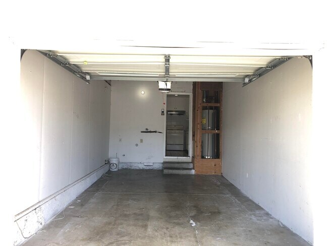 Cochera - 33652 11th St