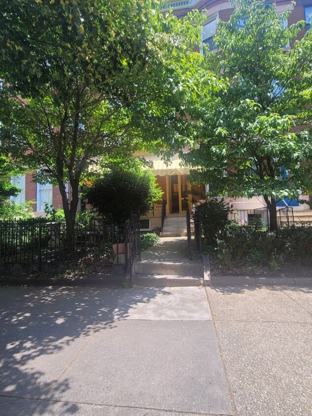 Photo - 3045 St Paul St