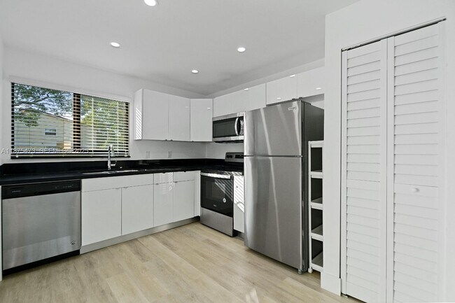 Building Photo - 4323 NW 115th Ave