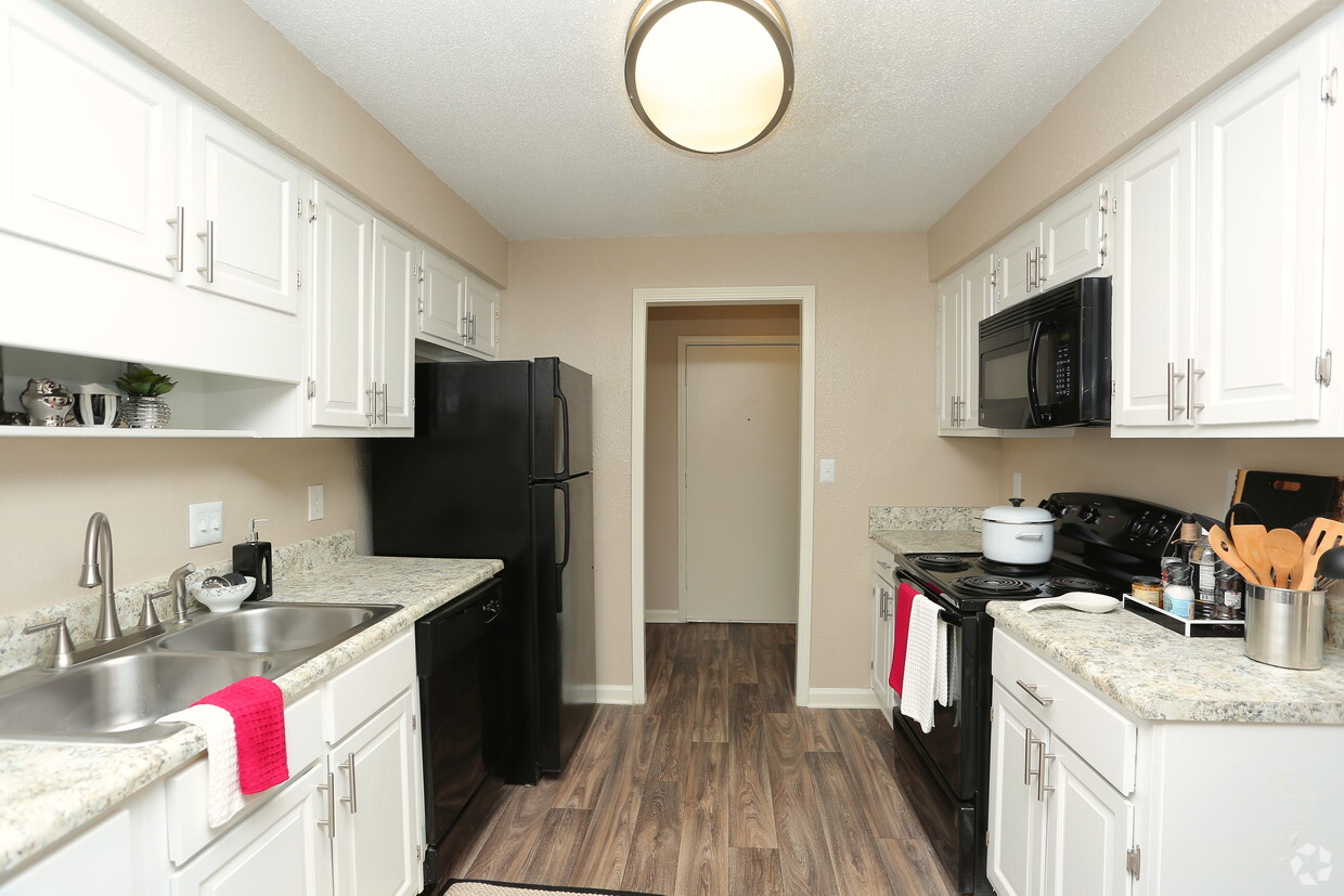 Villas de Solana - 3207 Henderson Mill Rd