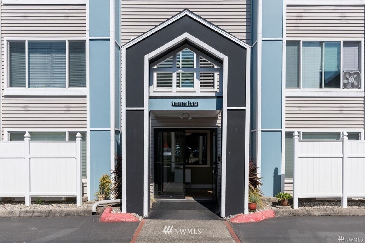 Primary Photo - *** RENT SPECIAL 50% off MAY RENT*** Beaut...