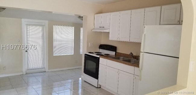 Building Photo - 2243 Scott St