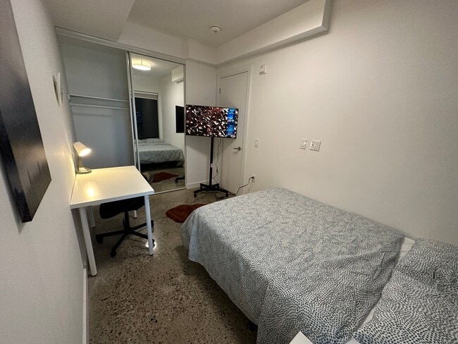 Building Photo - Deluxe Room - River Street & Queen Street East