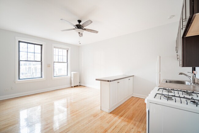 Building Photo - 1623 W Belmont Ave