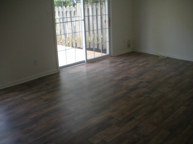 Foto del edificio - 79 Chestnut Dr