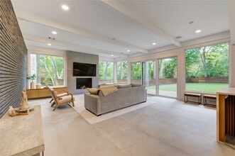 Building Photo - 303 Isolde Dr