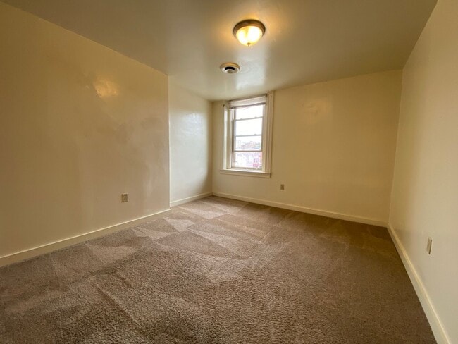 Foto del edificio - Stunning Two Bedroom Apartment with Ample ...