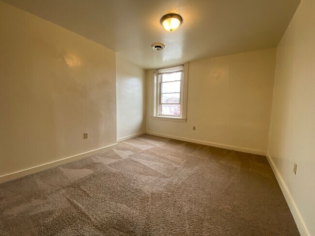 Building Photo - Stunning Two Bedroom Apartment with Ample ...