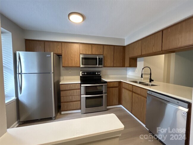 Building Photo - 9618 Vinca Cir