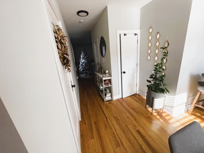 Building Photo - 4423 N Wolcott Ave
