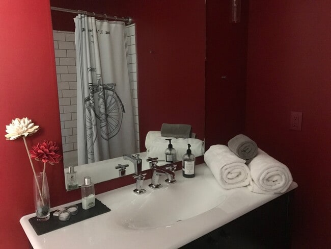 Building Photo - 1384 Feedham Ave