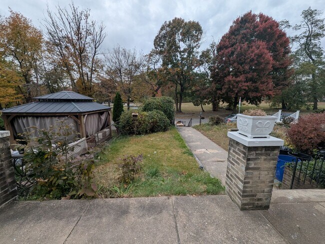 Building Photo - Large Home - LaSalle University