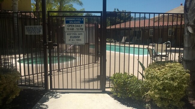 Building Photo - Upstairs  2Bed/2 Bath Condo + 2 Car Garage