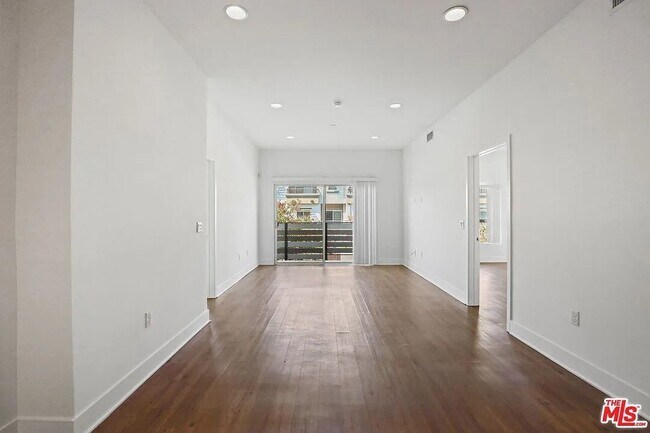Foto del edificio - 5308 Sepulveda Blvd
