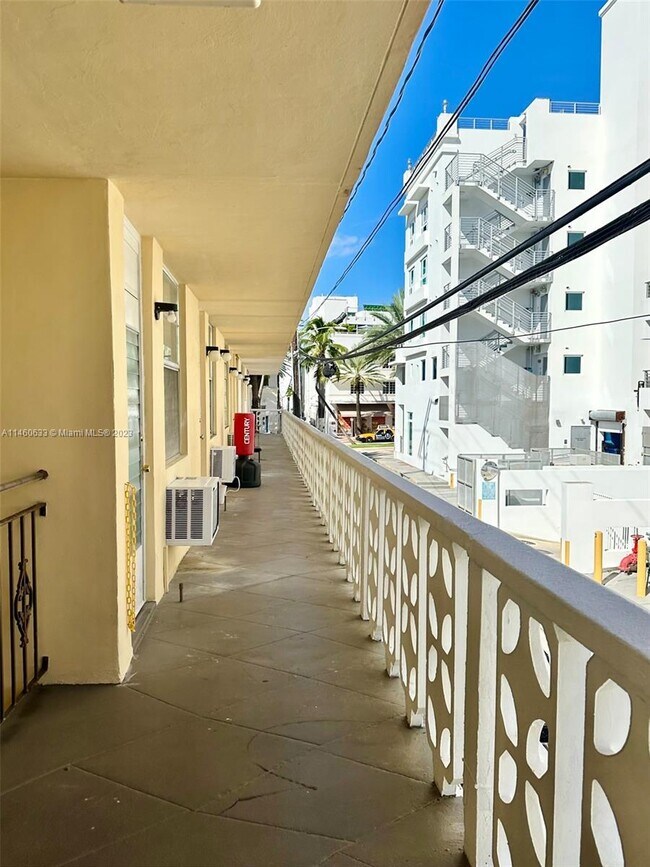 Building Photo - 441 Collins Ave