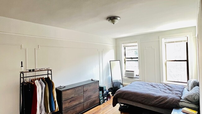 Building Photo - Bright, extra large 1 bed in Sunnyside
