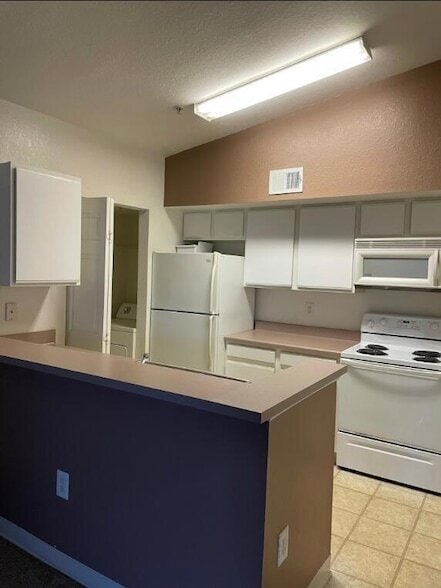 Building Photo - 131 SW Palm Dr