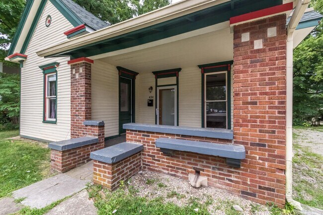Building Photo - 434 E 2nd St