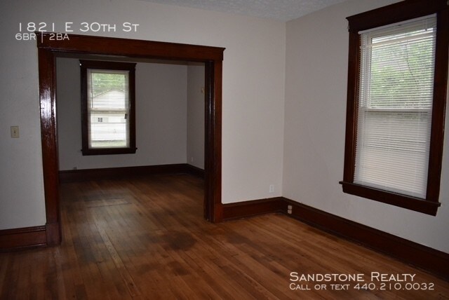 Building Photo - 6 Bedrooms--Large Yard
