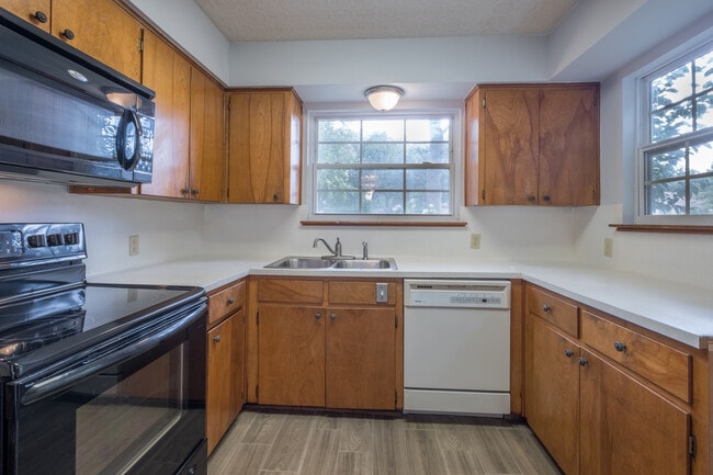 Building Photo - Spacious 3-Bedroom Home on a Large Corner ...