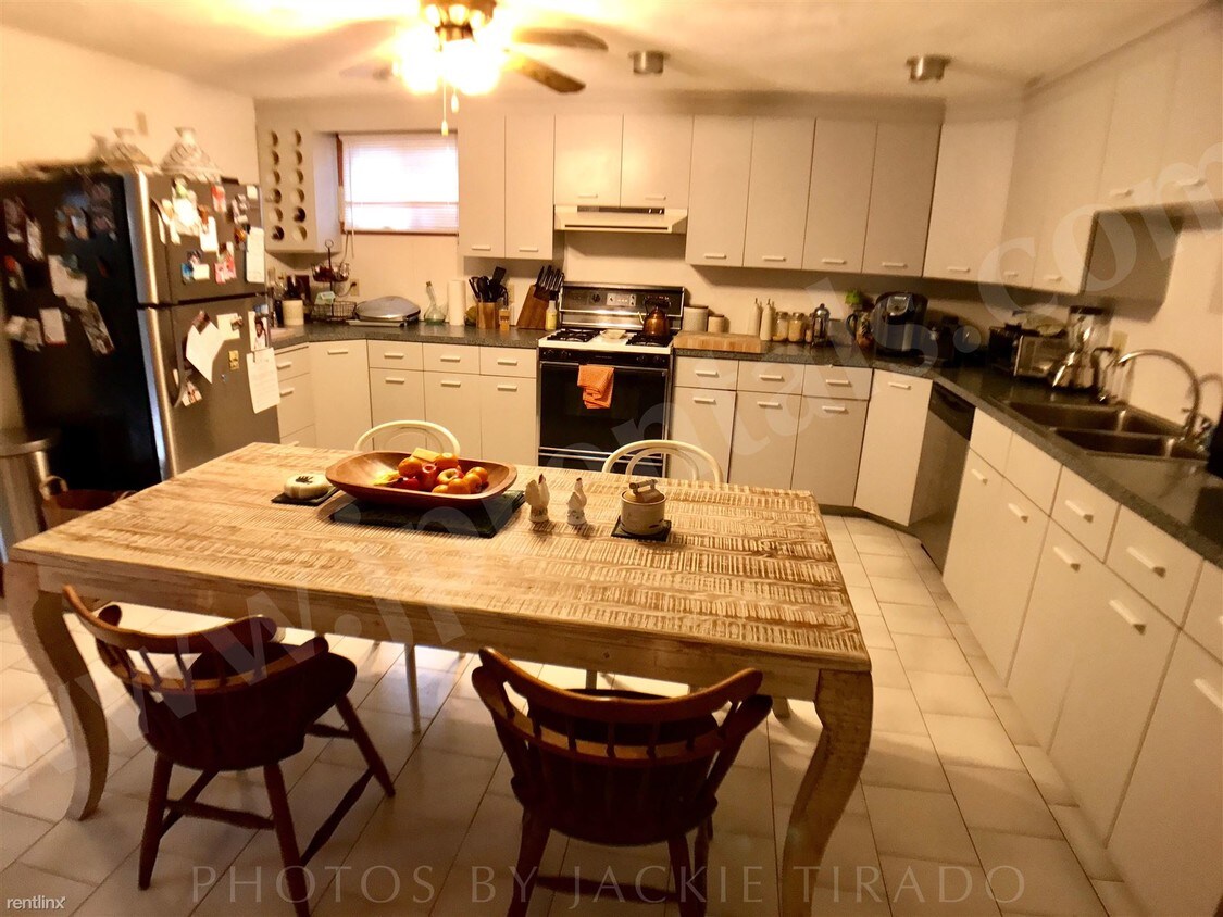 Foto principal - 182 Kittredge St
